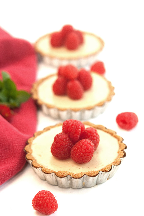 raspberry amaretto cheesecake tarts