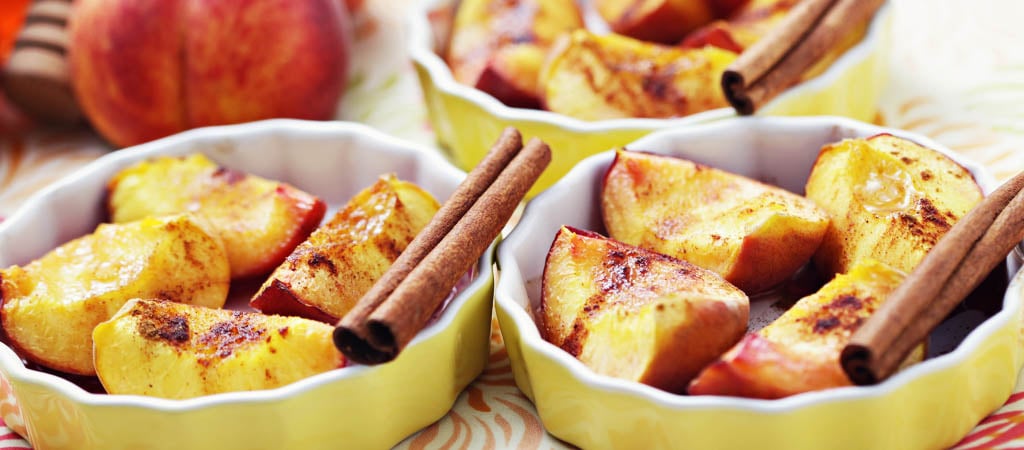 Baked peaches with cinnamon